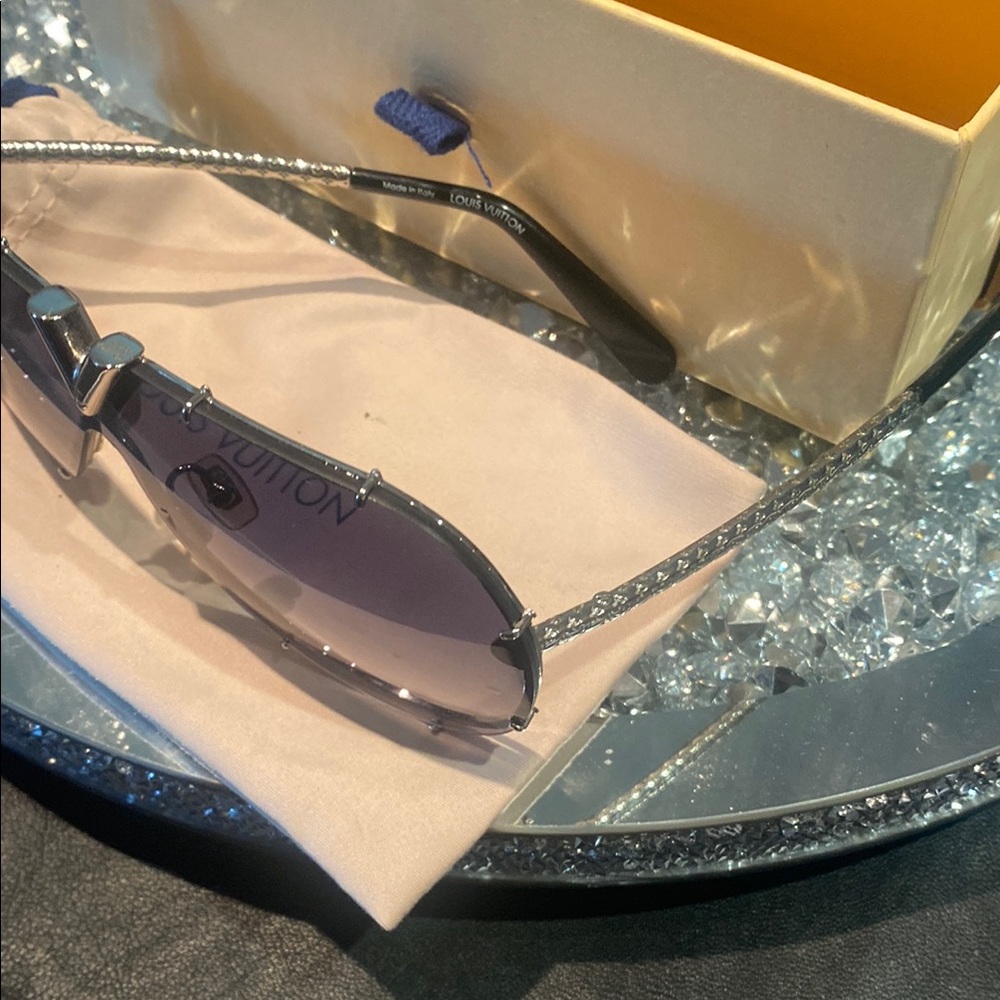 Louis Vuitton Black Sunglasses Modern Aviator Style - Picture 4 of 17
